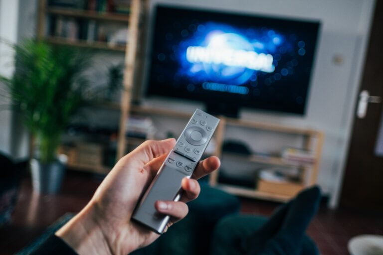 テレビにリモコンを向けている